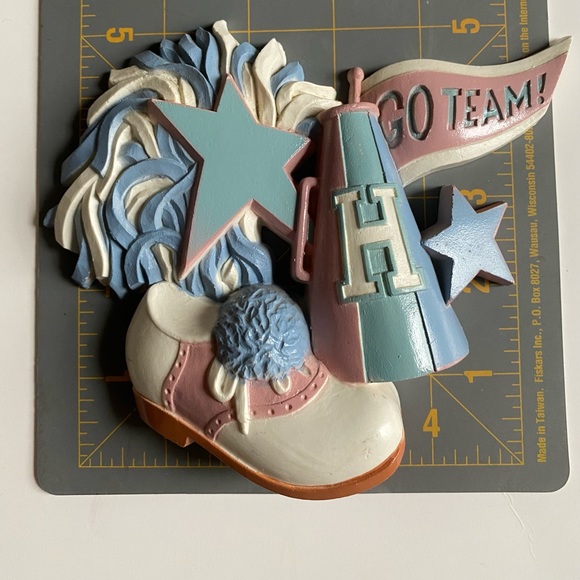 Vintage cheerleader wall decor - Picture 7 of 10